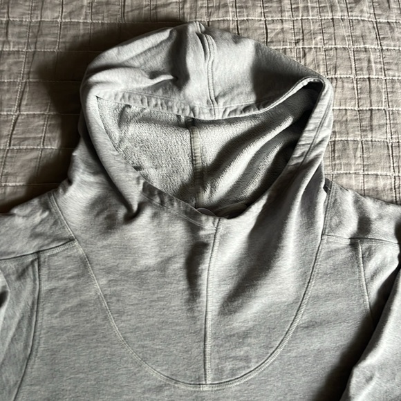 Women’s the North Face Gray Pullover Hoodie, gently used - stylish fit size L - Picture 4 of 5